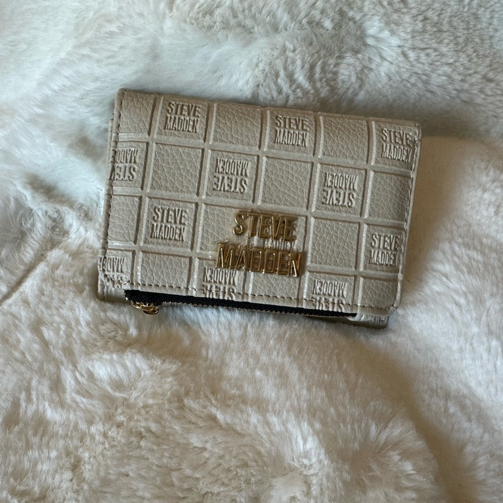 Mini Steve Madden wallet. New without tags. Very cute